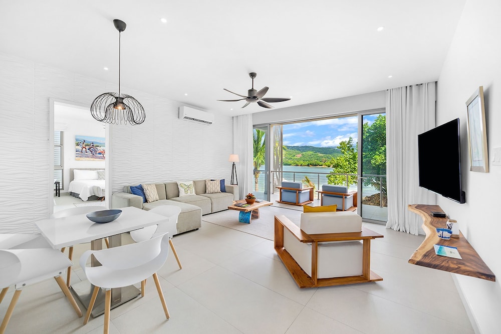 Santosha Whitehouse JM - 10 Bedroom Villa w Private Beach