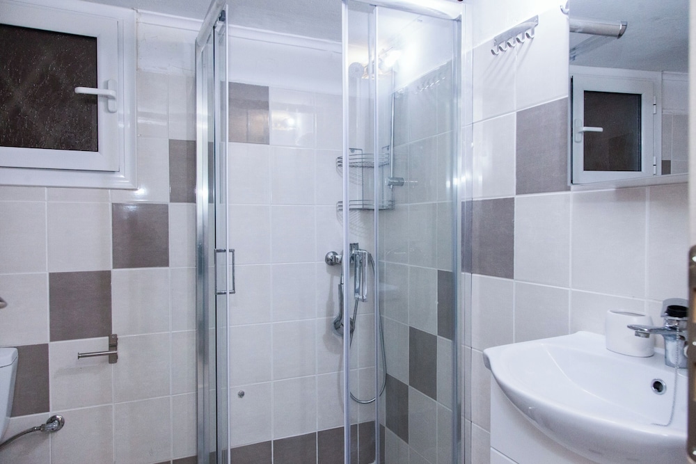 Cozy apt near Stavros Niarchos Park