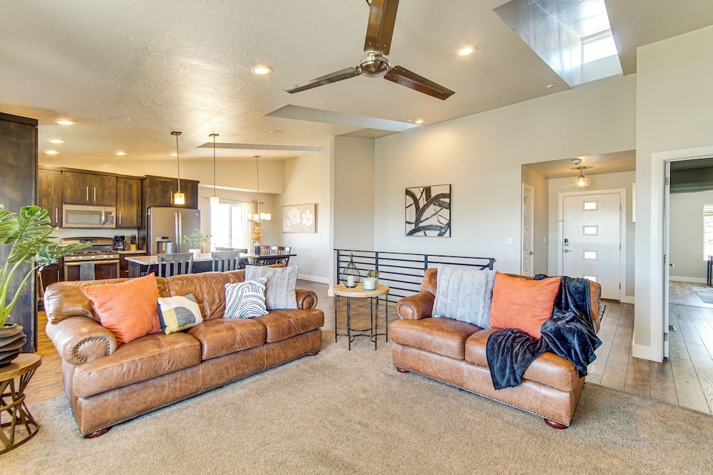 Panoramic Views: Spacious Home in Cedar City!
