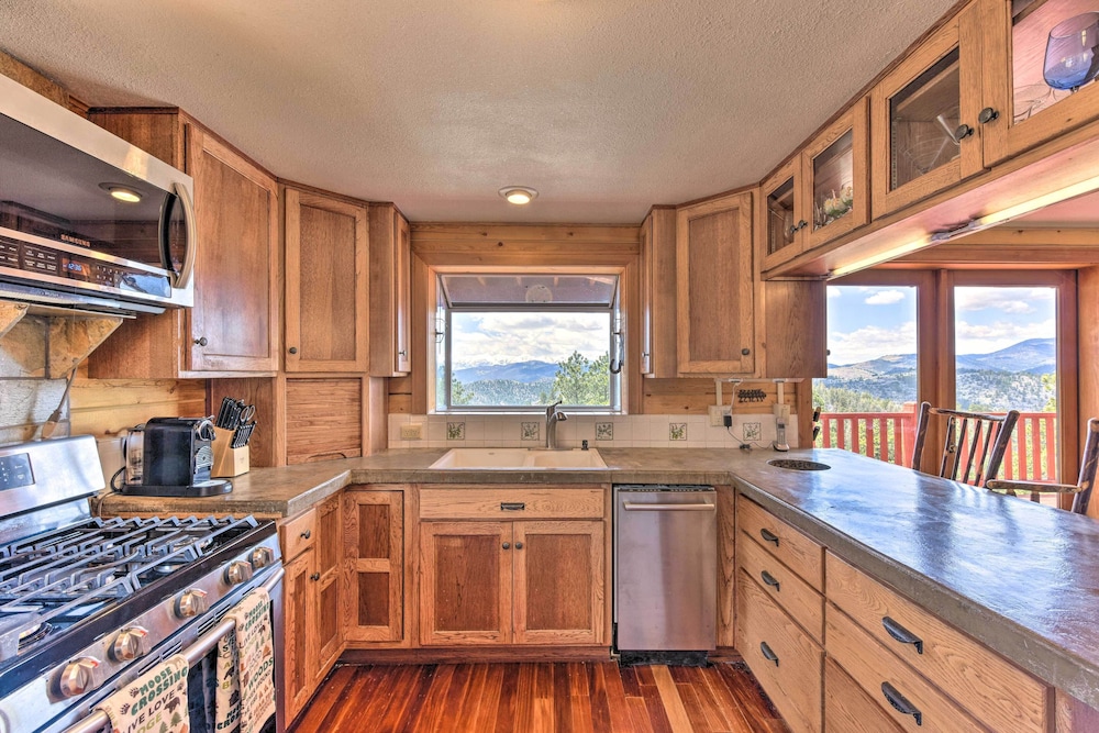 Secluded Cotopaxi Cabin w/ Panoramic Mtn Views