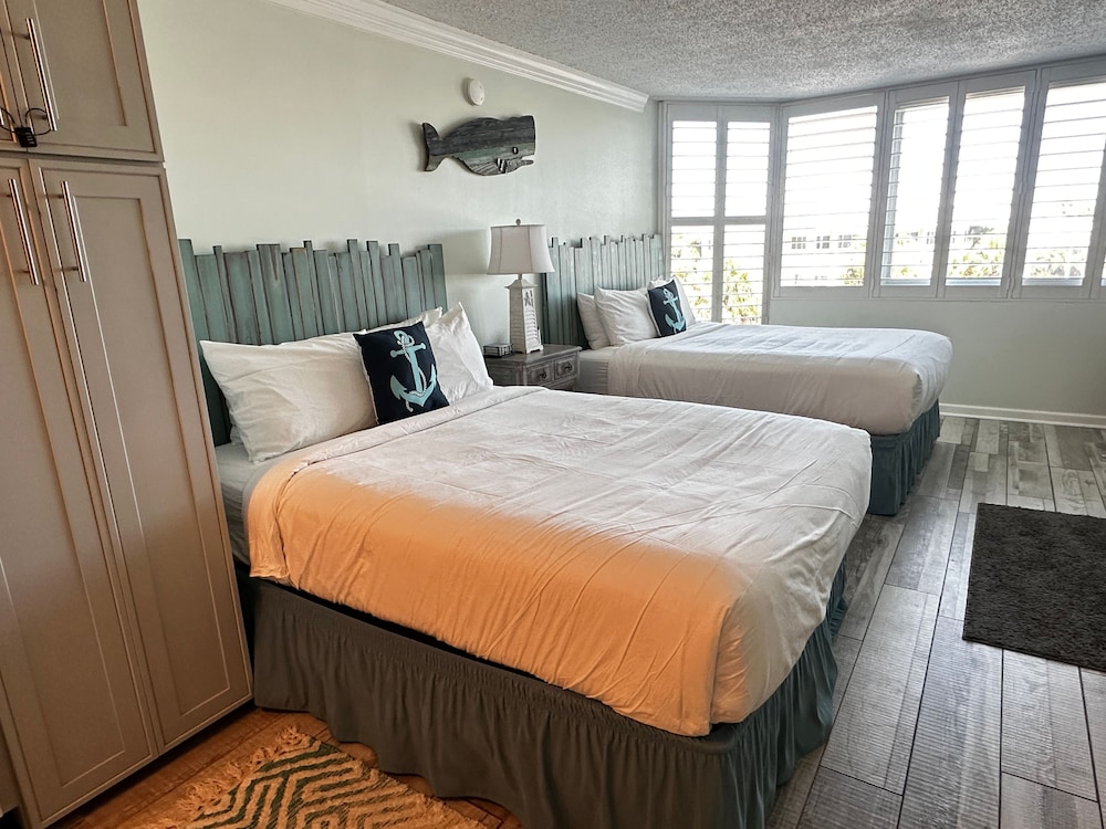 Renovated Beach Front Condo - Top of the Gulf 302