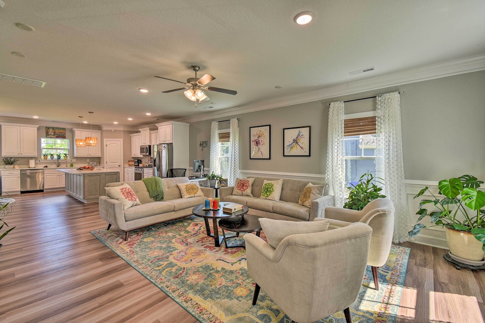 Vivid Home w/ Porch: Walk to Ocean View Beach! view 4