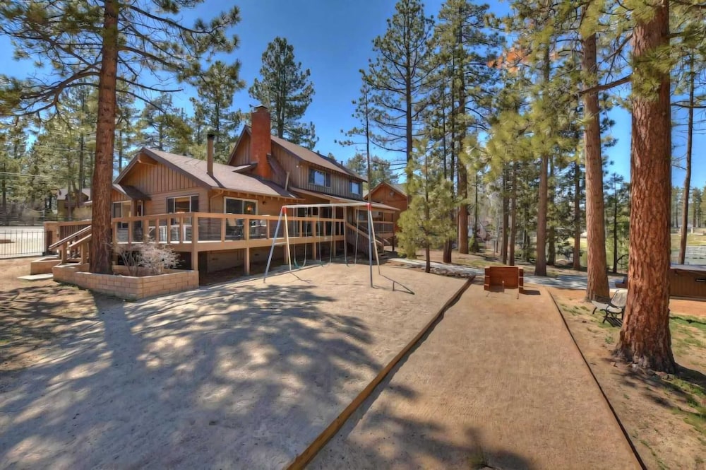 Sleeps 23 2 Homes, Lakefront, Private Dock, Hot Tub, Game Room, Swingset, View