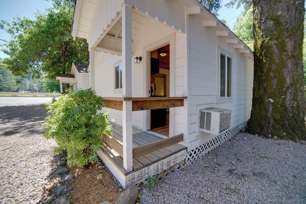 Golf, Hike, Sip Wine: Cobb Mountain Cabin w/ Patio