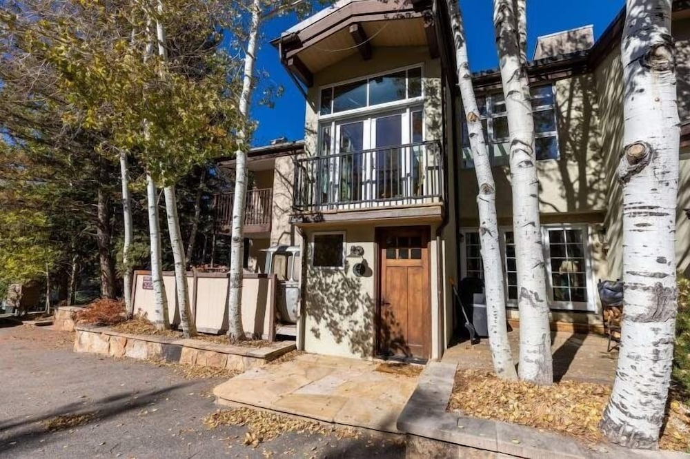 House Steps to Gondola and Vail Village by RedAwning