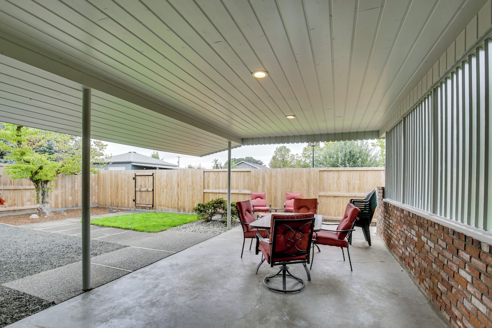 Willamette Valley Family Home w/ Fenced Yard