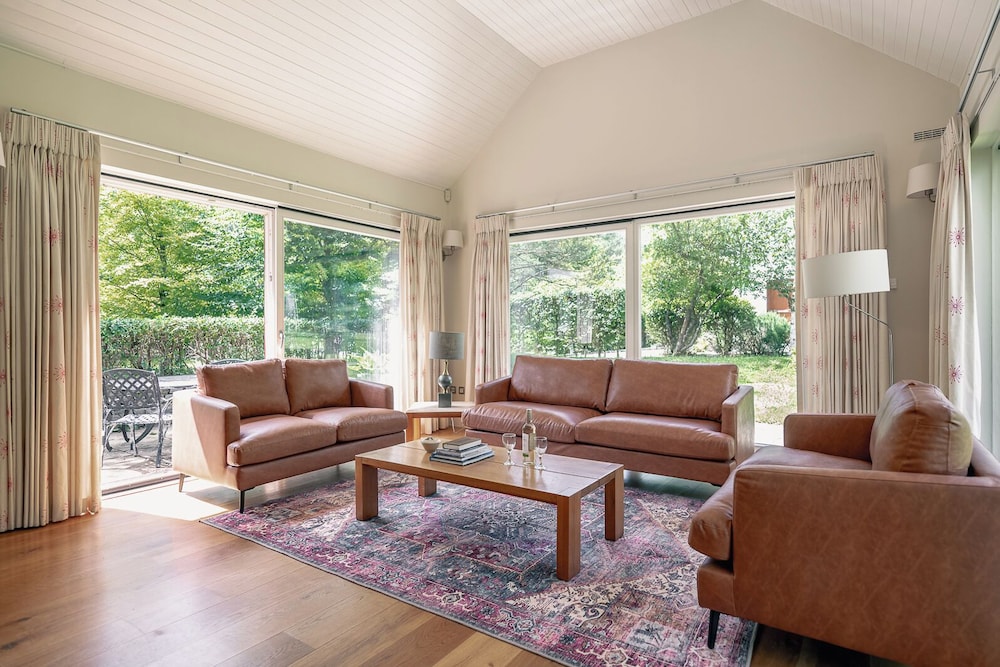 Spacious Kenmare Home to Sleep 8 Free use of Pool Onsite