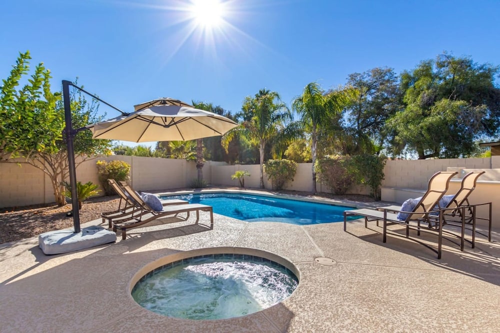 Modern Family Retreat - Pool Spa Firepit Putt Grn