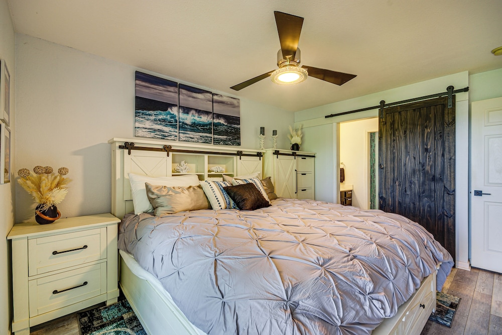 Balcony w/ Marina Views: Lake Ozark Hideaway!