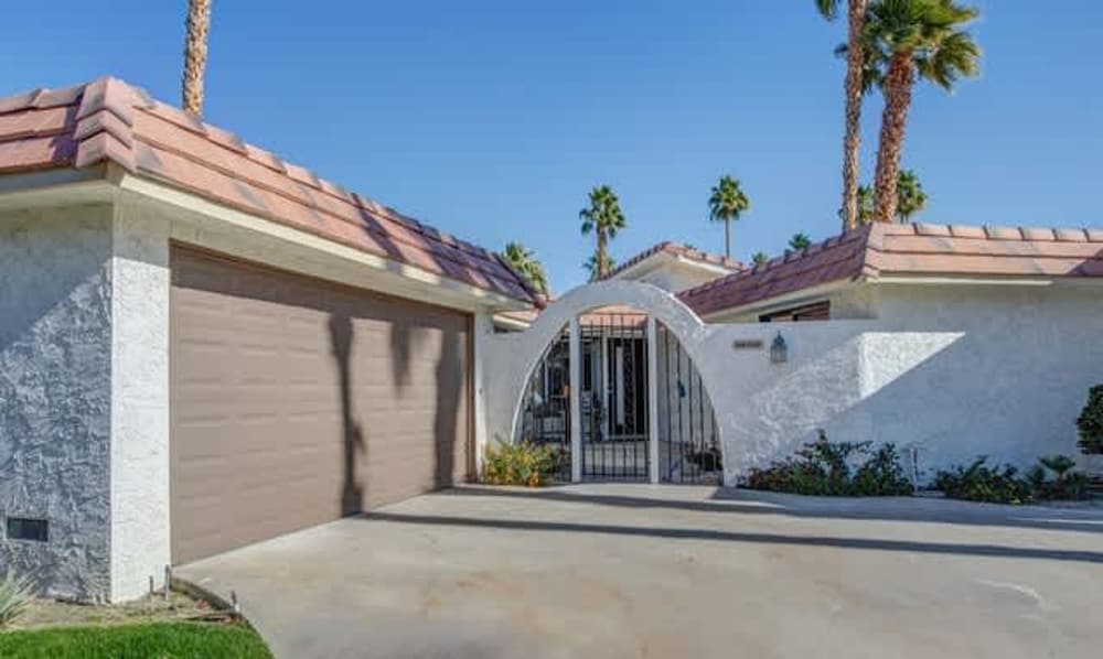 Stylish Condo With Golf Course Views
