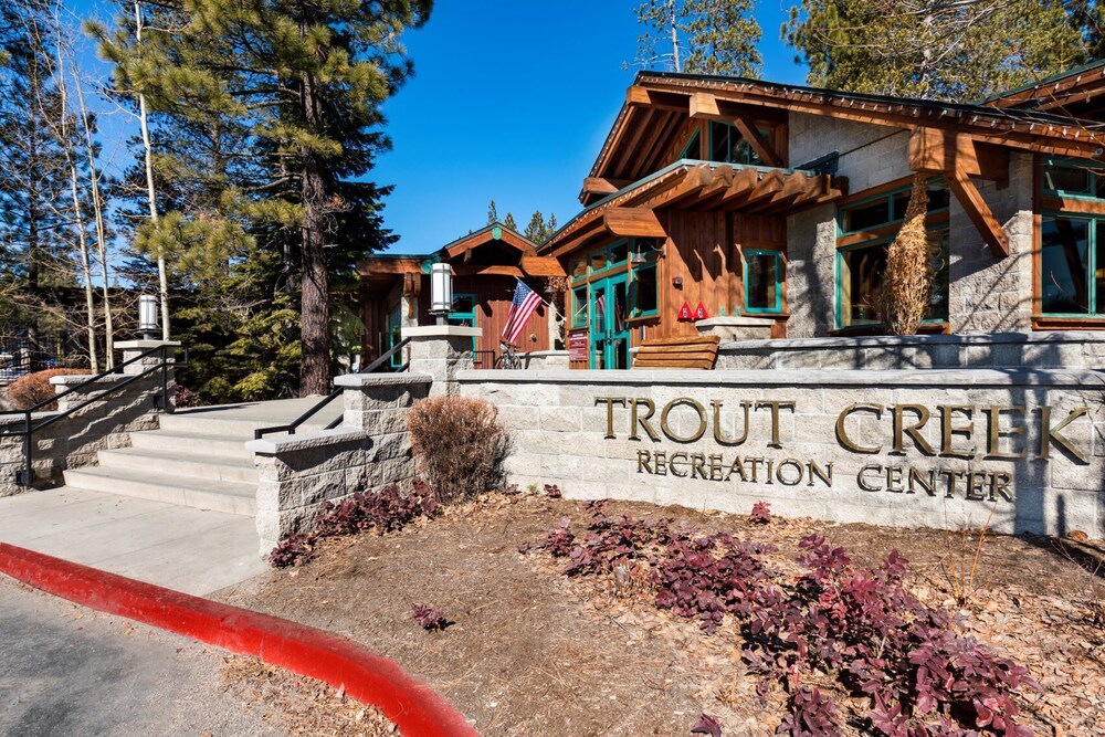 Alder Creek Paradise - Tree-lined Cabin Stay for 7