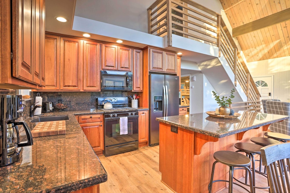 Lake Arrowhead A-frame Cabin w/ Deck & Balcony!
