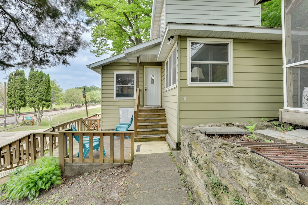 Walk to Wyalusing Beach: Cabin w/ River View!