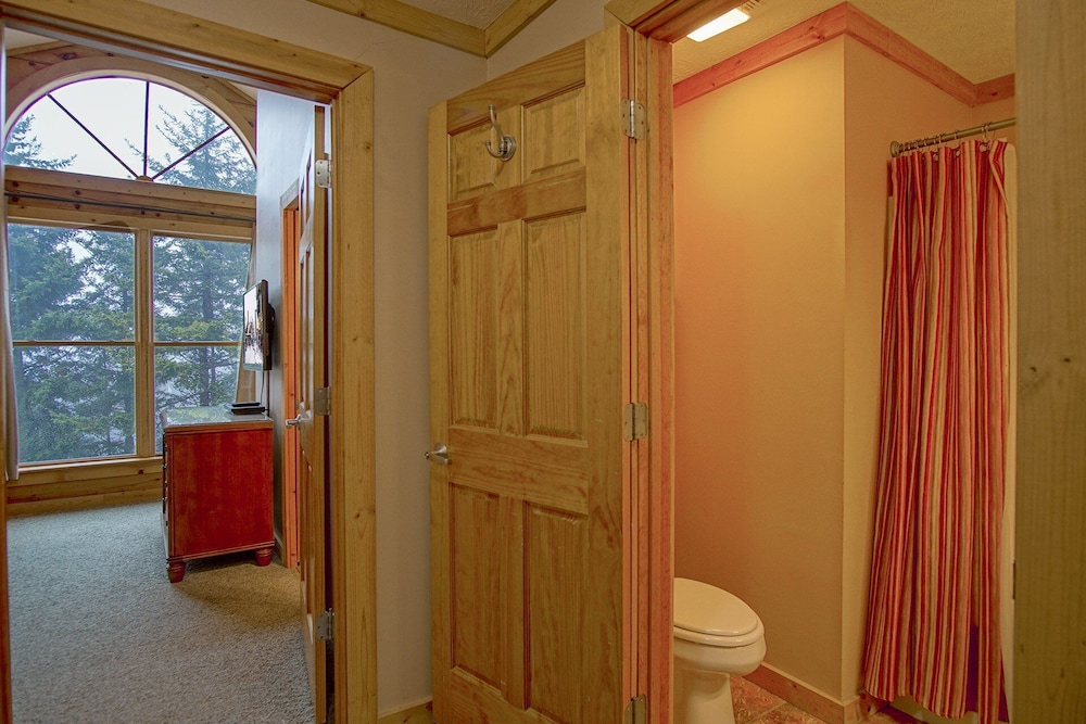 Loggers Run #7: 5 Bedrooms, 3.5 Bath: Slope Side. Overlooks The Ski Trail !