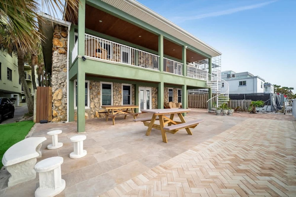Stones Throw Beachfront Family Suite 3 Views