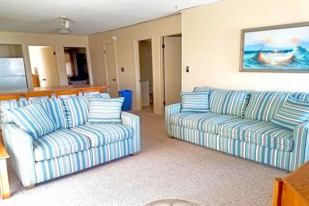 Severn I 208 3 Br condo by RedAwning