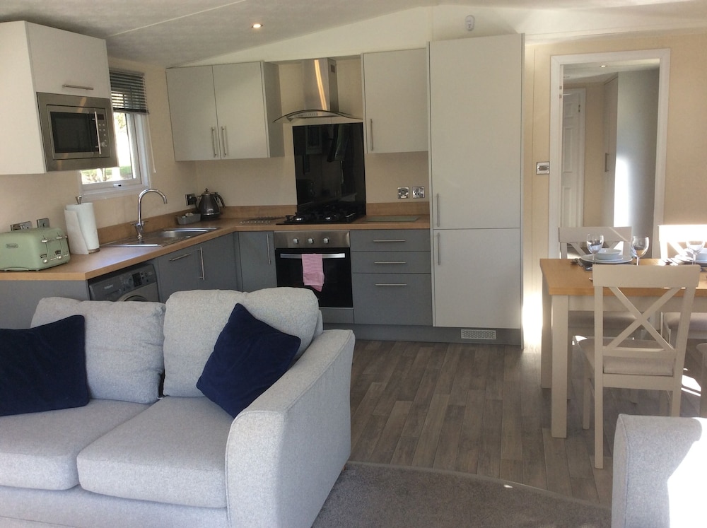 2 Bed Luxury Lodge With Hot Tub Allerthorpe York view 4