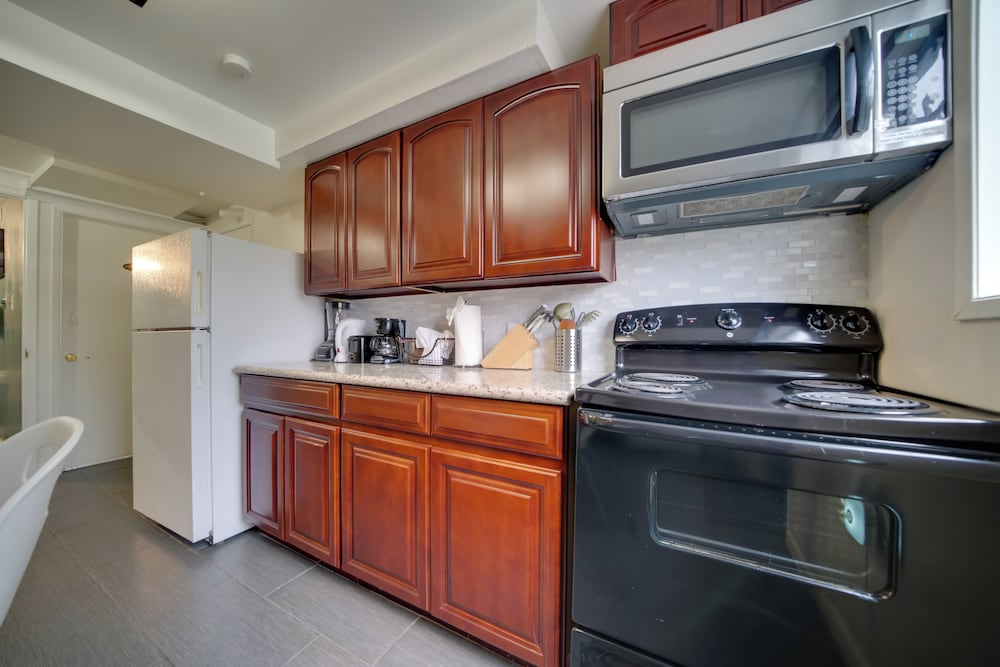 6 Mi to Downtown Seattle: Peaceful Apt w/ Patio