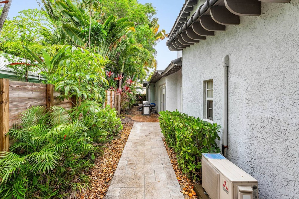 Luxe 5BR 4BA Heated Pool 10 Min to Beach BBQ