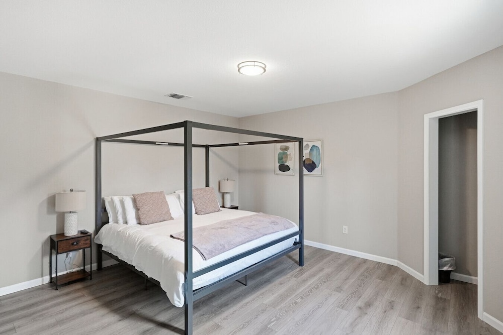 Spacious 4BR Gem Family-friendly Near Downtown