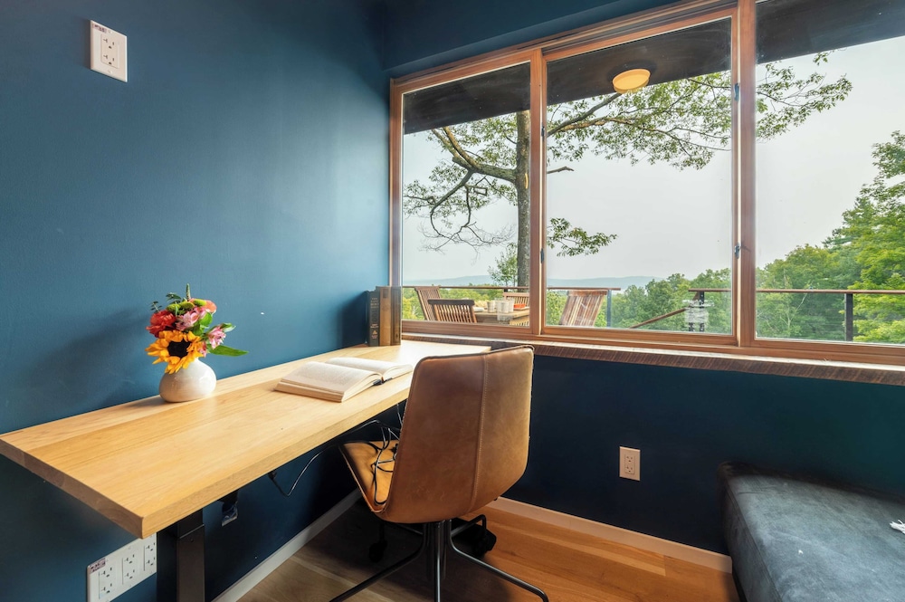 Modern Catskills Escape w/ Open Living, Steam Shower, Fireplace & Hot Tub w/ Mountain Views, Minutes From Woodstock & Trails Suncliff Vista