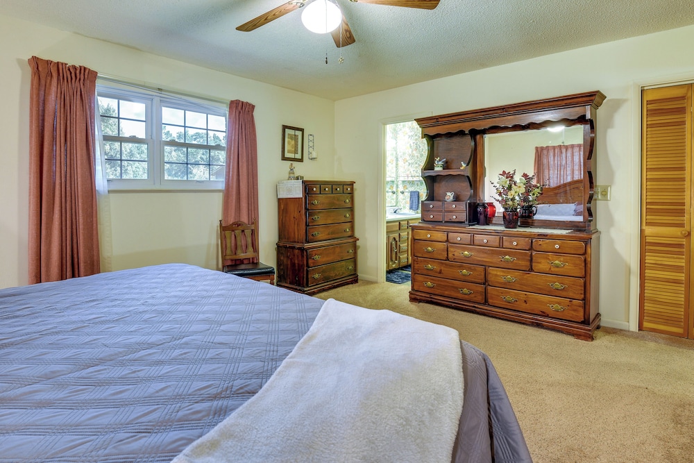 Marianna Vacations - Vintage Chipley Getaway on Large Private Property - Property Image 3