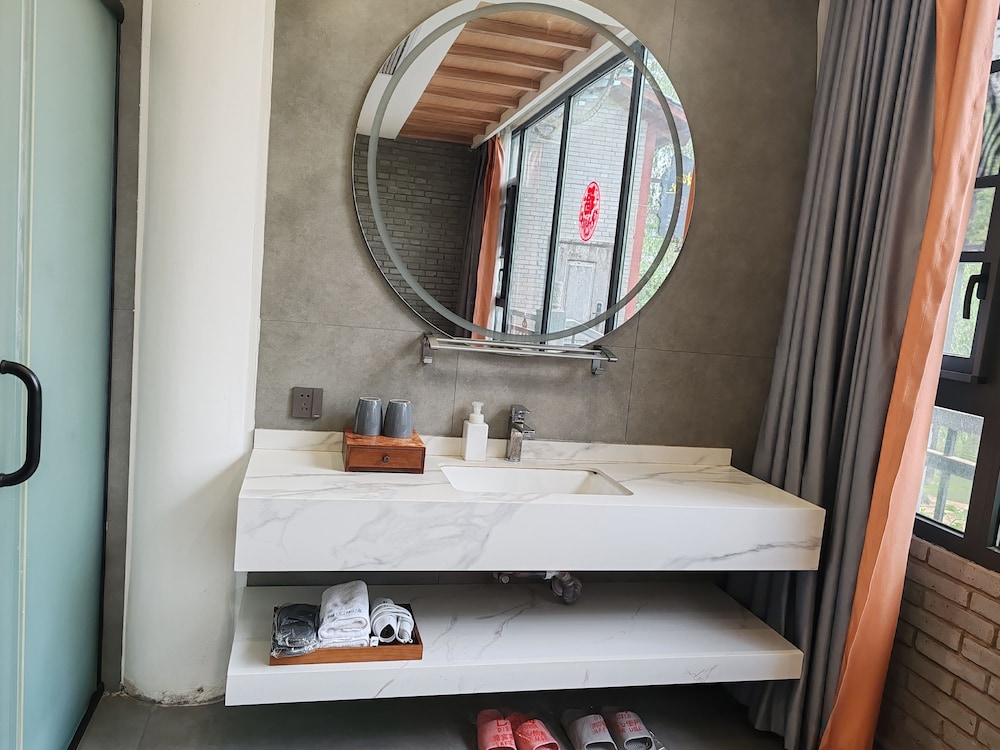 Qichi Waterfront B&B Hotel
