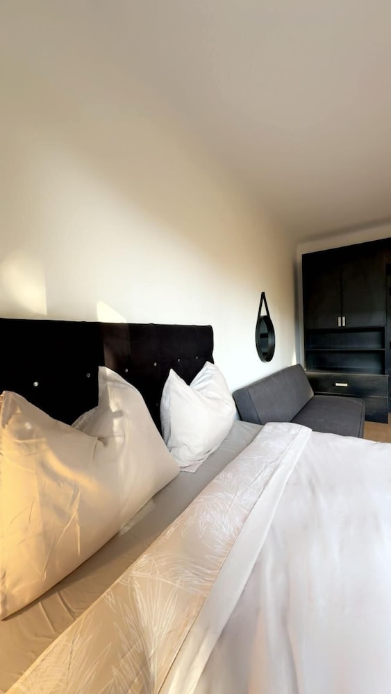 Cozy Garden Villa near Danube For 16P