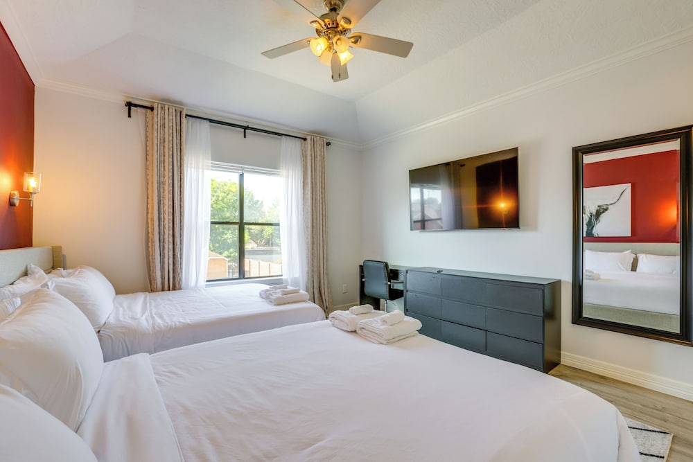 Yard & Workspaces: Luxe Duplex Unit in Houston