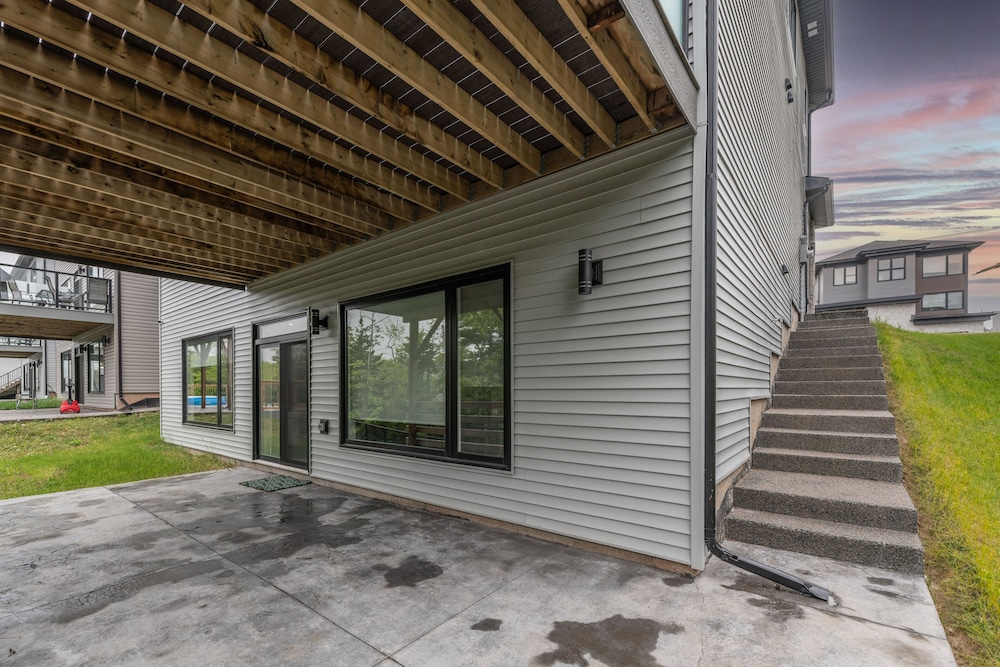 Hotel 2 bedroom newly basement suite - Image 1