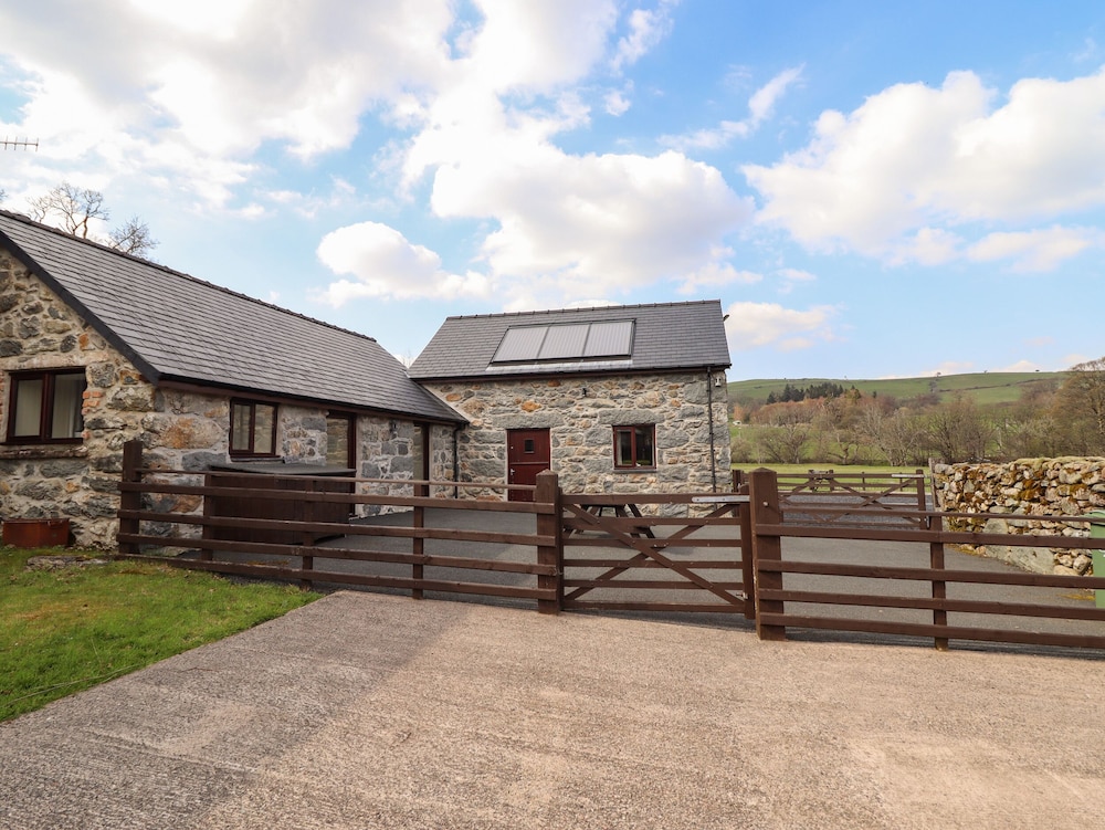 Beudy Bach Barn