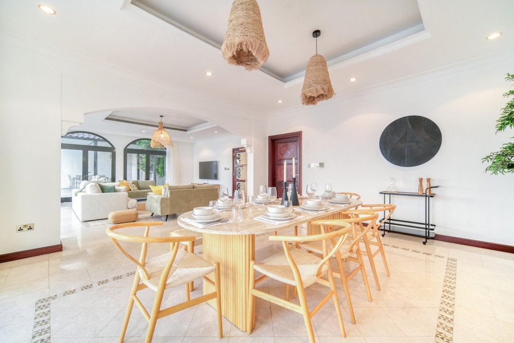 Exclusive 6BR Palm Villa w Private Pool and Beach