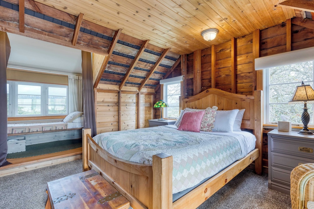 Maxwelton Aerie Bluffside Retreat w/ Sweeping Puget Sound Views + Firepit