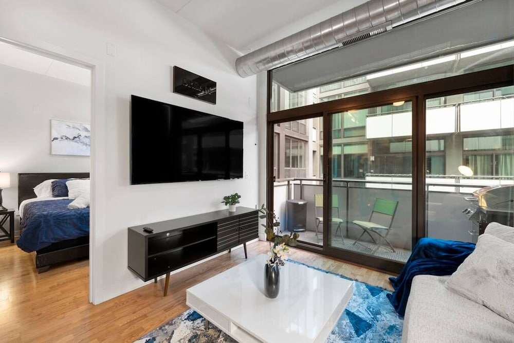 Sleek 2 Bed 2 Bath Condo in Trendy Fulton Market
