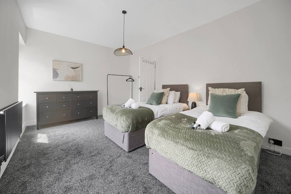Central Chic - Huge Home - Free Wifi