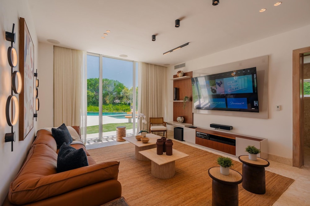 Modern 6 BDR Golf Front Villa in Luxury Beach Resort w Pool and Heated Jacuzziz