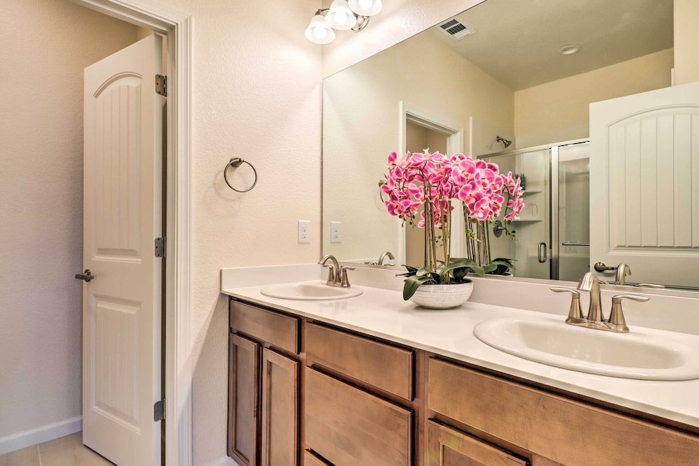 'the Nautilus' Central Carson City Townhome! view 2
