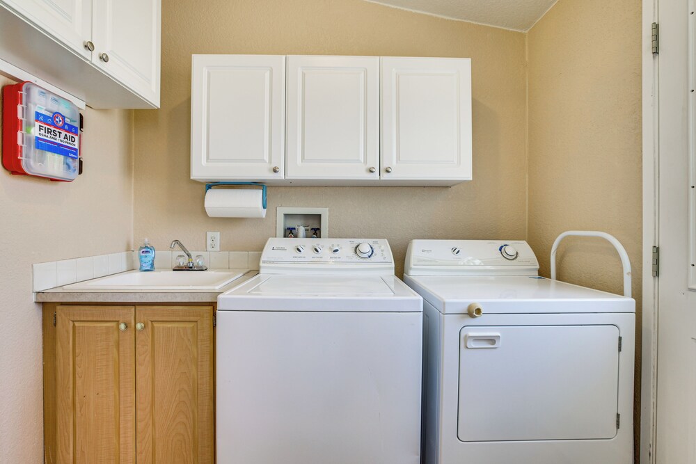 6 Mi to Downtown Pahrump: Scenic Desert Retreat