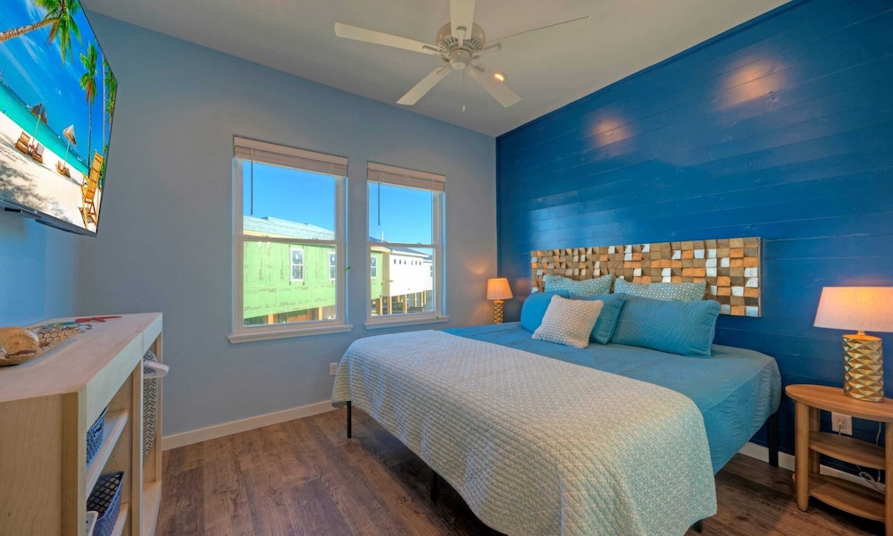Cart-friendly Boardwalk to the Beach Private Pool, Firepit & Pond Views 361 Bayview