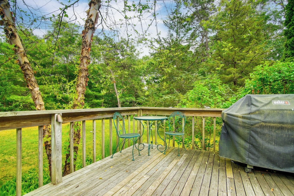 Furnished Deck: Retreat on Mashpee River!