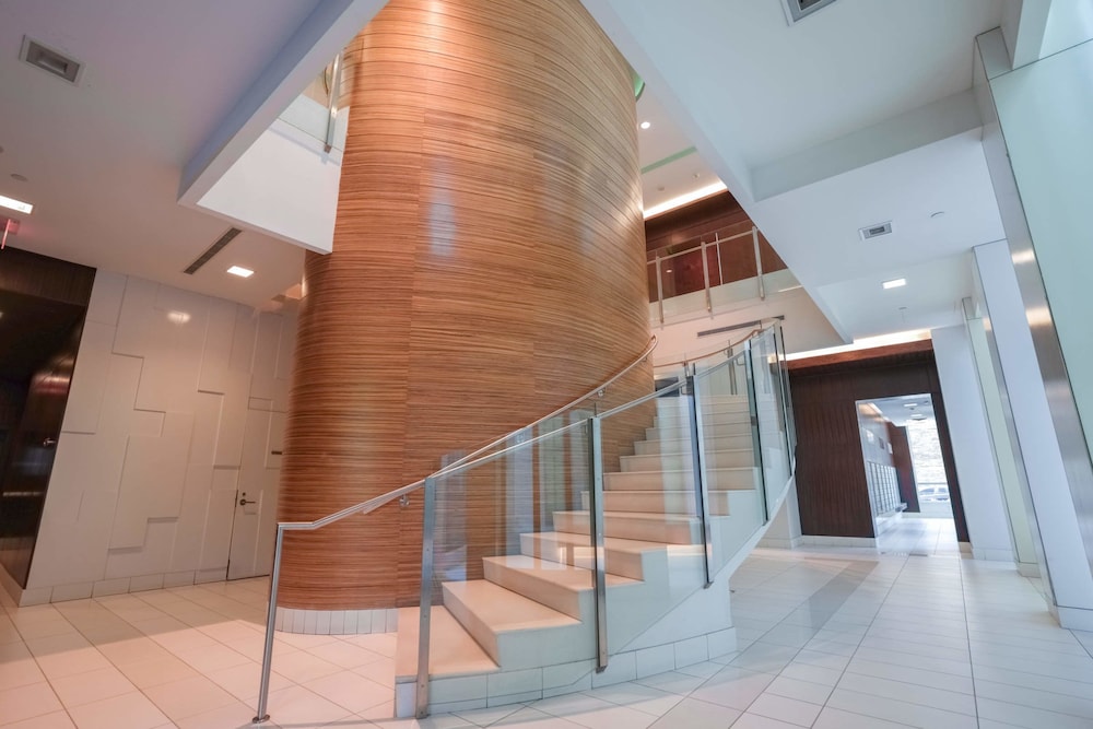 Stunning Suites Luxurious Downtown Condo - Image 3