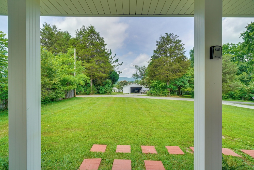 Walk to Marina: Norris Lake Escape w/ Deck + Views