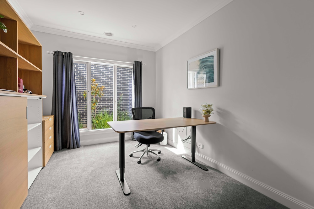 StayAU Contemporary 5BRM Families Home Point Cook