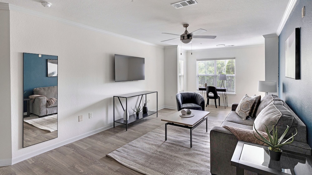 Landing Beautiful 1bd, Courtyard, Clubhouse