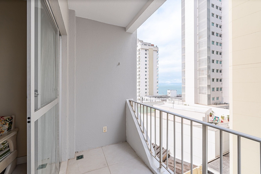 Sea View apt 130m From the Beach in BC Erg605
