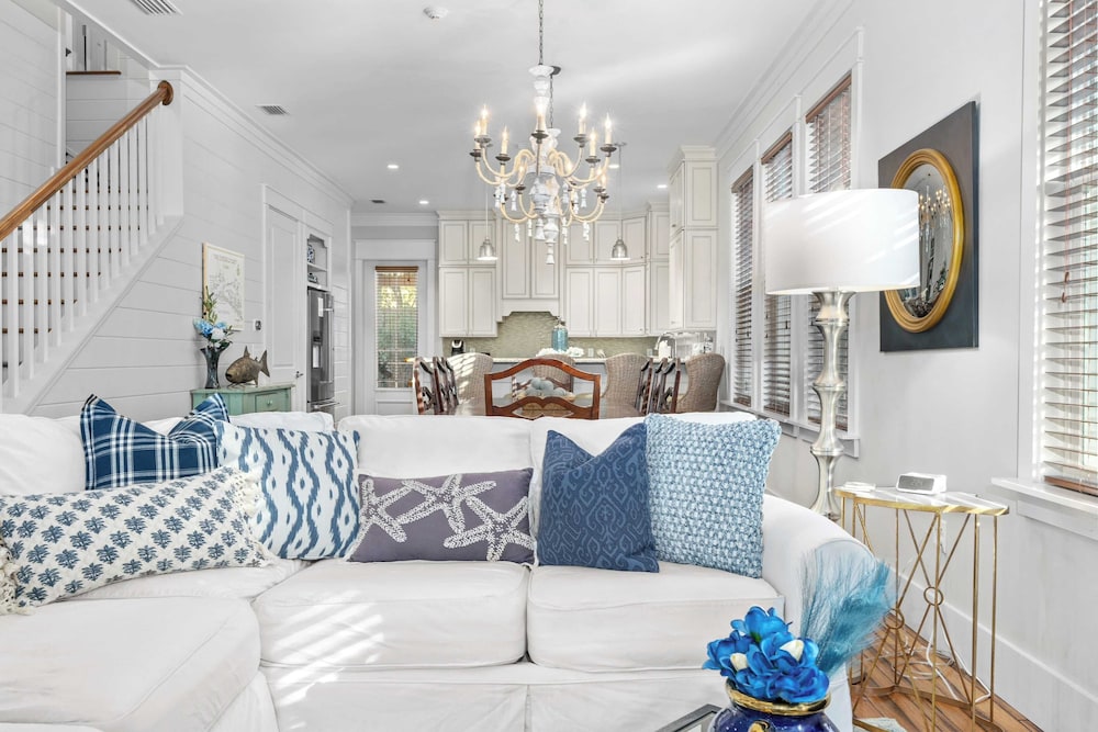Seagrove Gardens Mins to the Beach, Santa Rosa Retreat w/ Golf Cart, A+ Design