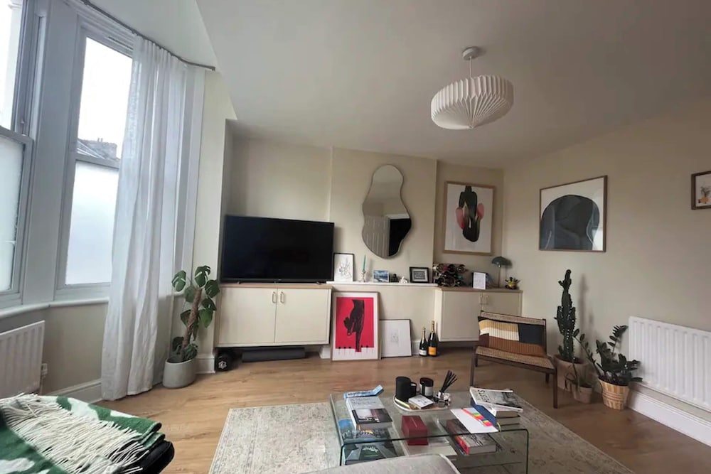 Characterful 1BD Flat w/ Private Gym - Brockley