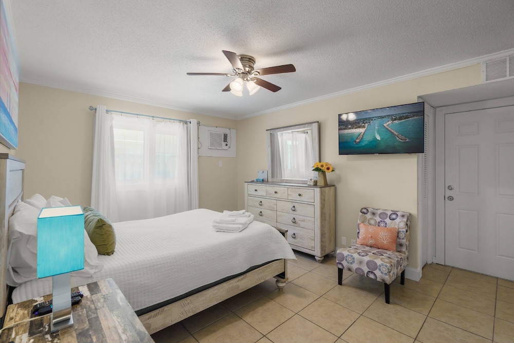 Coastal Breeze Siesta - Dolphin
