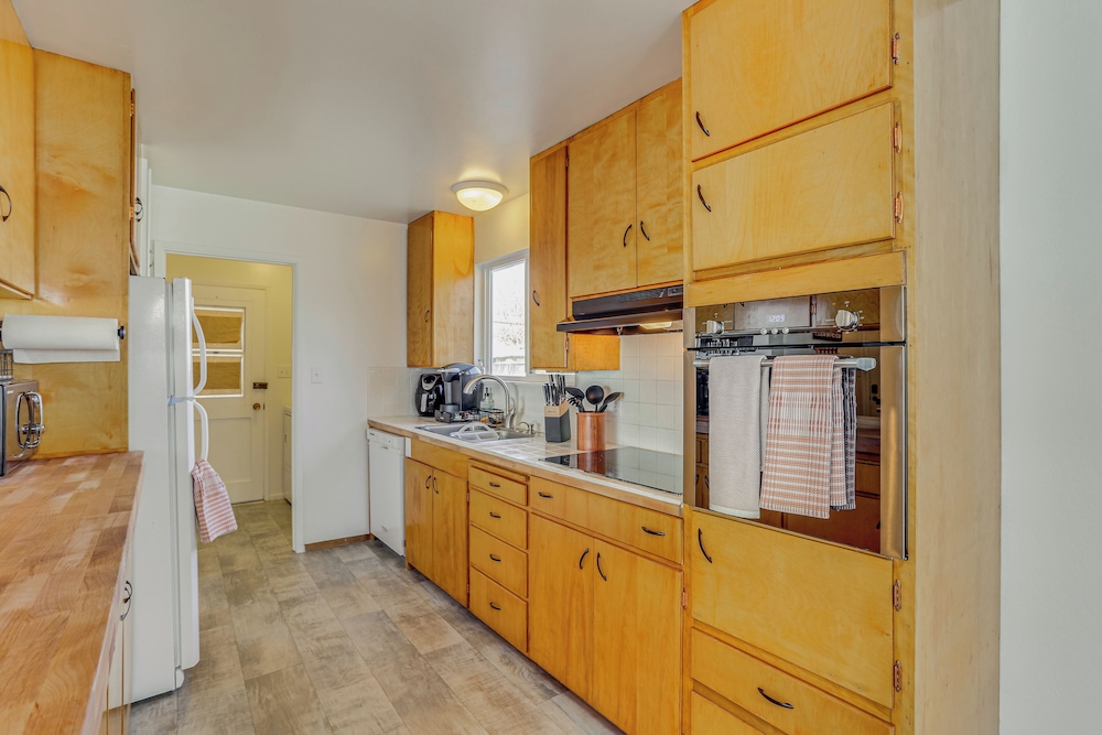 11 Mi to Burney Falls: Charming Home w/ Fireplace