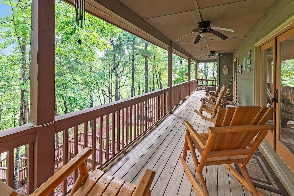 Mountain Getaway With Hot Tub & Game Room 4 Bedroom Cabin